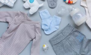 Como evitar alergia no bebê ao lavar roupas infantis?