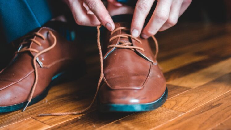 Como combinar a cor do sapato masculino com a roupa homem?
